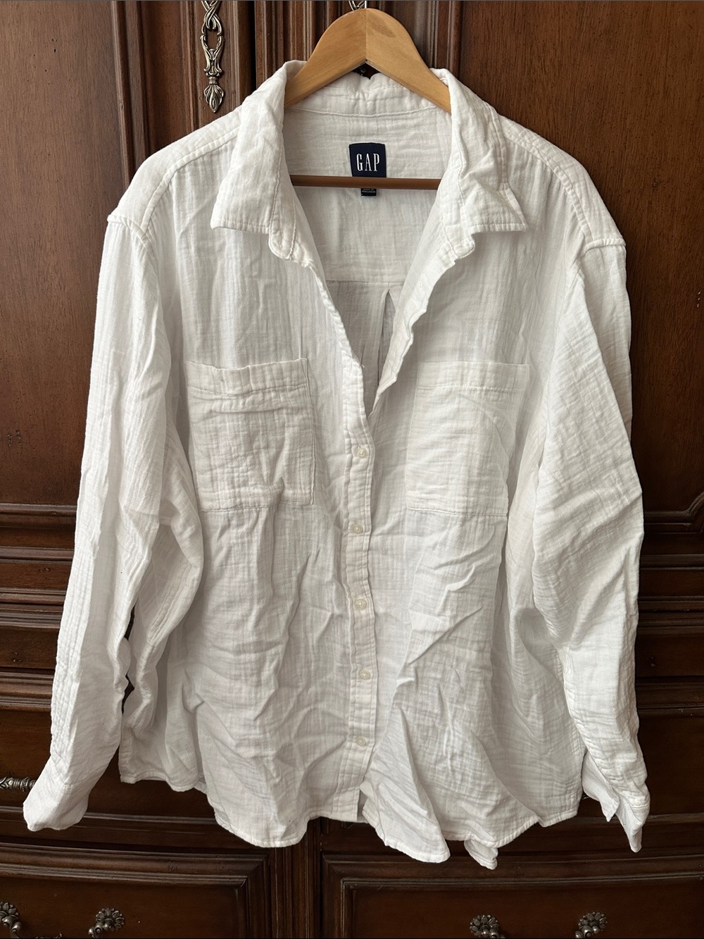 GAP Women’s Lightweight Button-Down Shirt